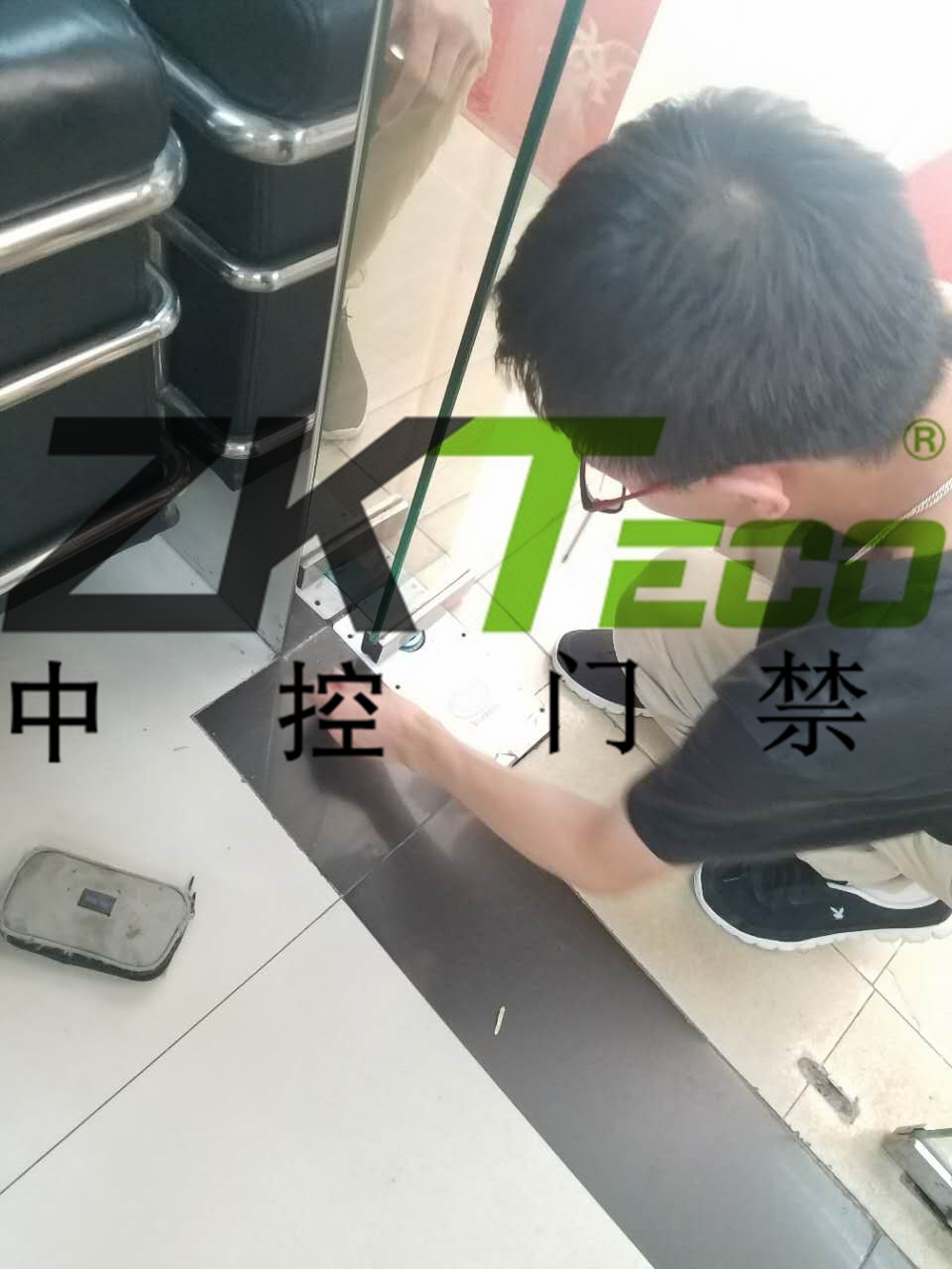 中控門禁公司在越秀區(qū)更換玻璃門彈簧，調(diào)維修玻璃門